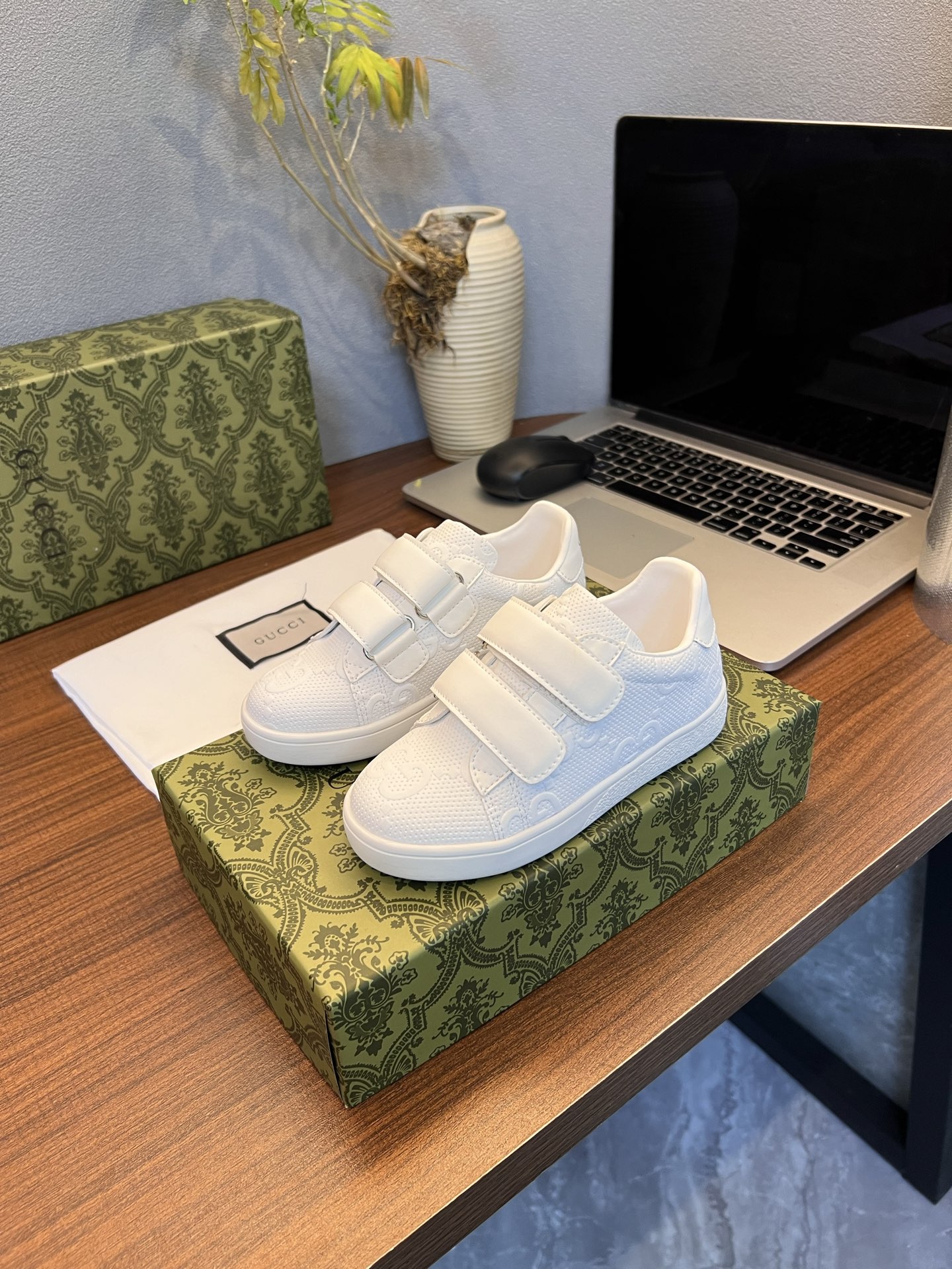 Children's shoes child